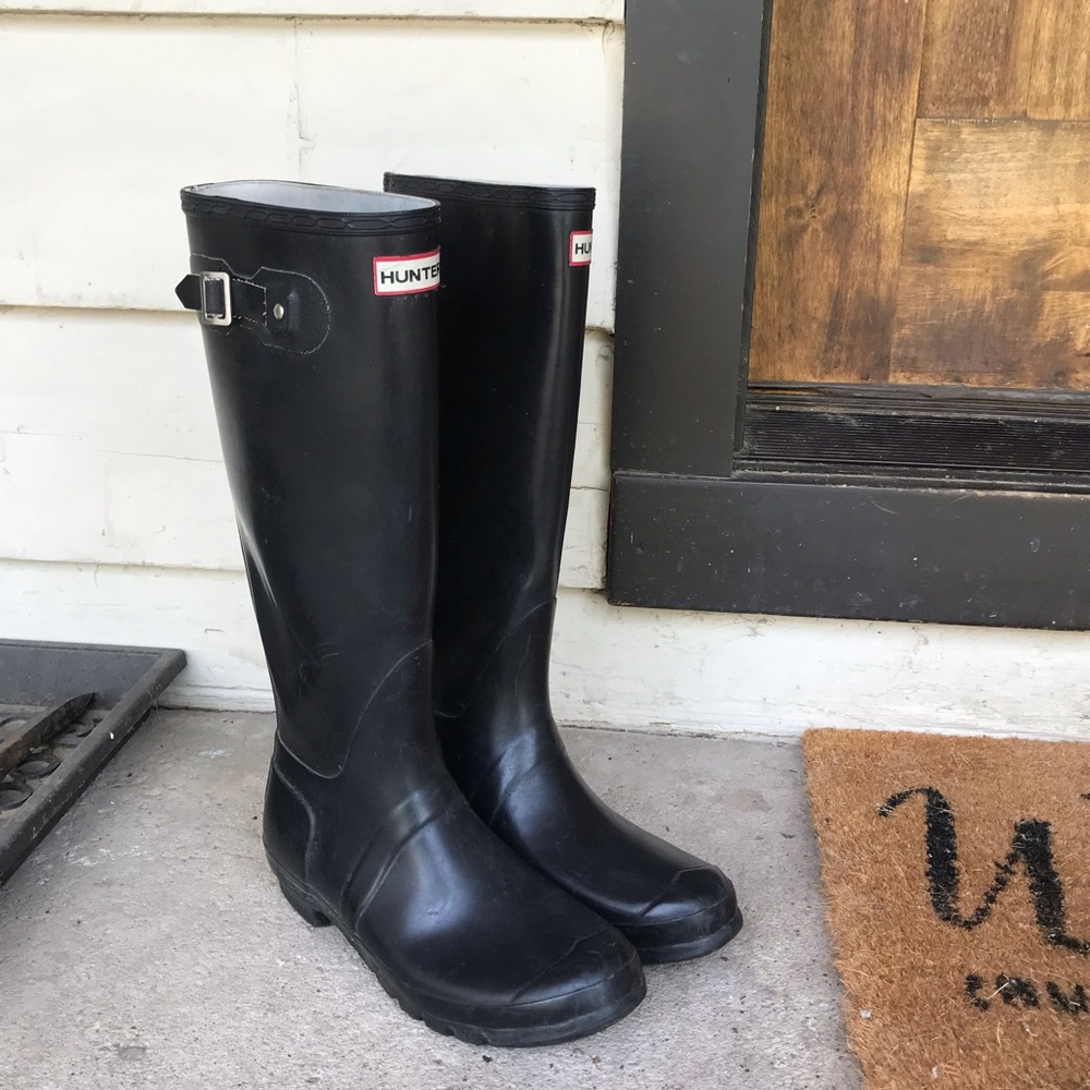 HUNTER original black boots - missing one buckle